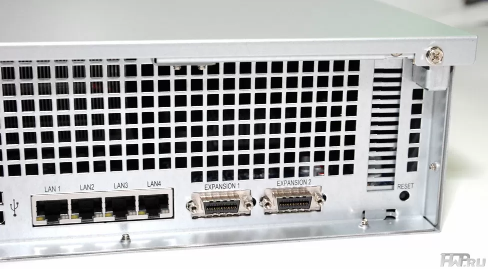 Network slots and expansion ports Synology RS3413xs + 